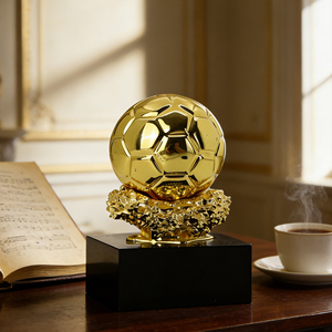 Trofeo di Calcio Personalizzato in Metallo Placcato Oro Stile <span class=keywords><strong>Ballon</strong></span> <span class=keywords><strong>D</strong></span>'<span class=keywords><strong>Or</strong></span> con Base in Cristallo Nero e Logo Inciso, Premio Souvenir per il Calcio - Product Image 6