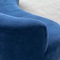 Sofá Chesterfield Moderno Nórdico YUMU con Cubierta de Tela, Base de Madera Sólida, Curvo, Tres Plazas, Altura Ajustable, Espuma de Alta Densidad, para Hotel