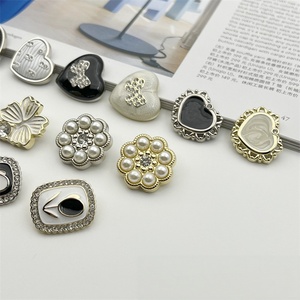 Botones de aleación en forma de corazón con decoración de perlas y diamantes de imitación, estilo vintage, botón con vástago para suéteres y prendas de punto para mujer - Product Image 1
