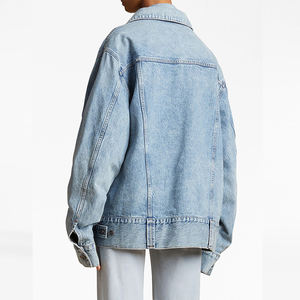 क्लासिक महिलाओं के ढीले फिट बटन-अप डेनिम जैकेट लाइट वॉश, आकस्मिक शरद ऋतु शैली से सजाए गए हीरे के लिए - Product Image 3