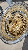 Jantes à rayons 13x7 dorées, entièrement gravées, à rayons inversés 72 droites à coupe diamant, avec lèvre gravée, moyeu gravé et système de fixation gravé