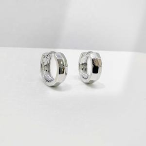 Pendientes de aro geométricos coreanos clásicos de plata 925, elegantes, minimalistas, occidentales, redondos y sencillos para mujer. - Product Image 1