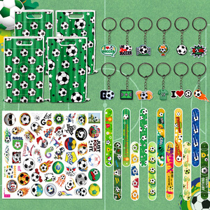 Pack de cadeaux pour fête de football Coupe du Monde 2026 : Sacs cadeaux, bracelets slap, autocollants, porte-clés pour fêtes d'<span class=keywords><strong>anniversaire</strong></span> de garçons sur le thème du football - Product Image 1