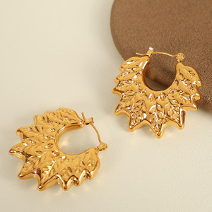 Pendientes de aro con diseño de hojas, chapados en oro y plata, joyería de uso diario para mujer - Product Image 3