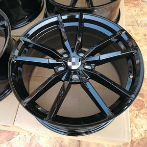 Venta al por mayor de fábrica: Llanta de aleación fundida 18x8, 5 orificios 5x112, ET45, CB57.1, negro brillante plateado, 5 radios en Y, para automóvil, suministro a granel 5419 - Product Image 2