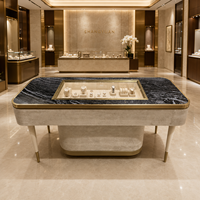 Vitrine à bijoux de luxe sur mesure Shangyuan avec comptoir de consultation VIP, plateau en marbre noir, fenêtre en verre et structure en métal doré