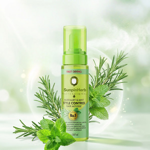 Mousse capillaire menthe et romarin pour un contrôle optimal du style, formule séchage rapide, rehausse la définition des boucles et réduit les frisottis - Product Image 1