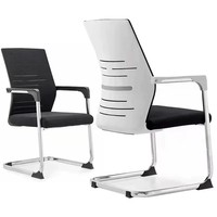 Chaise de bureau pivotante pour visiteurs avec dossier en maille noire et base en plastique |   Siège ergonomique rembourré au design moderne avec appuie-tête réglable