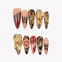 Faux ongles Stiletto rouge bordeaux effet écaille de tortue et léopard, avec dentelle noire et décorations 3D de fleurs dorées et chaînes, style rétro mature