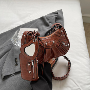 Bolso cruzado de cuero PU de Venta caliente Ins diseñador de moda marcas <span class=keywords><strong>famosas</strong></span> monederos y bolso retro remache locomotora bolsa - Product Image 1