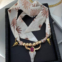 Écharpe tendance à la mode avec collier de perles et motif rouge avec pendentifs de taureau pour un choix essentiel en automne et en hiver
