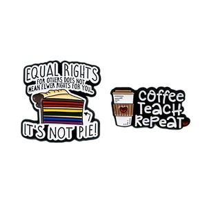 Broche Criativo em Formato de Sanduíche e Café com Citação em Inglês, Acessório Geométrico para Decoração de Roupas e Bolsas - Product Image 5