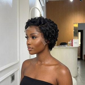 Perruque frontale en dentelle transparente 13x4 Chioma Pixie Cut, <span class=keywords><strong>cheveux</strong></span> humains vierges Remy ondulés et bouclés - Product Image 1
