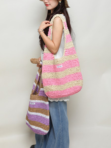 Bolso de mano de lujo de verano al por mayor, de paja natural, tejido a crochet, con cremallera, cadenas y bordado de rayas verticales coloridas, para playa - Product Image 5