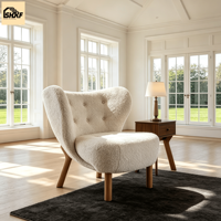 Fauteuil de détente sur mesure en tissu Sherpa, design à dossier haut, assise capitonnée, pieds en bois de frêne, pour la décoration de la salle de séjour d'hôtel