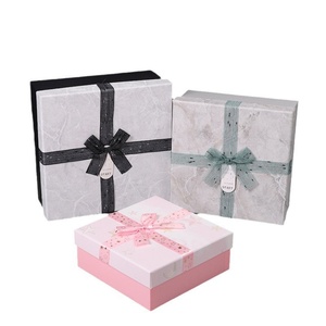 Boîte de rangement en carton personnalisée avec logo, design nœud papillon, style tendance, laminage mat en éponge, gaufrage pour écharpe, bijoux - Boîte cadeau en papier - Product Image 1