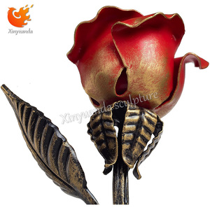 Lâu Dài Màu Đỏ Hoa Hồng Kim Loại Đứng Điêu Khắc Tay Giả Mạo Hoa Thép Bức Tượng Cho Trang Trí Nội Thất Ngoài Trời Vườn Sơn Kỹ Thuật - Product Image 5