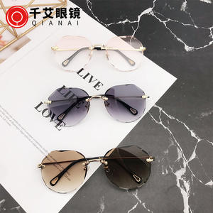 Lunettes de soleil Qianai sans monture irrégulières, dégradé bleu rose, dorées, légères, protection solaire, mode, pour femme - Product Image 2