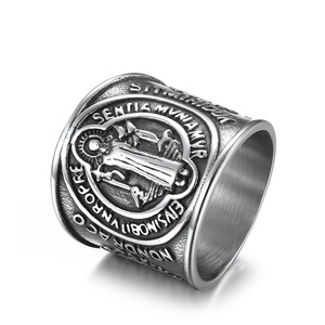 Anillo retro de San Benito para hombre, amuleto sagrado de exorcismo, anillo imponente con cruz de San Benito, de acero de titanio. - Product Image 5