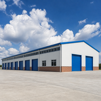 Atelier préfabriqué en acier 60x30m, structure portique, toit bleu, porte enroulable, lambris en briques, fenêtre de puits de lumière, industriel