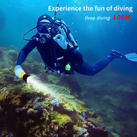 Linterna de Buceo Recargable LED Amarilla de 1800 Lúmenes y 5500K, Resistente al Agua IP68, 200-300M, para Buceo y Caza Submarina