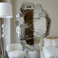 Miroir vénitien de luxe, élégant et contemporain, avec verre taillé à la main et cadre en bois laqué rouge foncé
