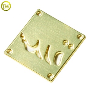 Chất lượng cao Vàng bàn chải biểu tượng thẻ vuông tùy chỉnh tấm rỗng khắc Nhãn quần áo với 4 lỗ - Product Image 3