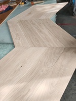 Parquet en bois de chêne de 14mm d'épaisseur à usage intérieur Styles de parquet en arête de poisson Chevron à planche courte