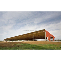 Bâtiments préfabriqués en structure métallique pour étables et hangars à bétail, destinés aux élevages de bovins et de volailles.