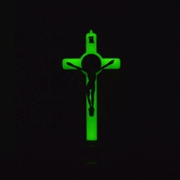 Statue de croix en plastique verte luminescente de 180 mm x 150 mm représentant Jésus crucifié, pour usage religieux catholique.