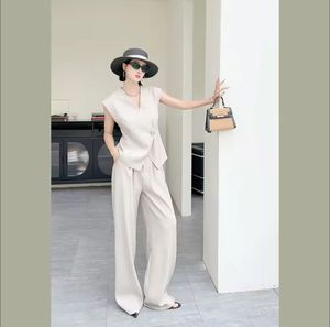 Ensemble deux pièces sur mesure pour femme, comprenant un gilet sans manches et un pantalon à jambes larges, doublé pour plus de confort et conçu pour un look élégant. - Product Image 3