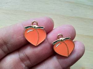 Phụ kiện trang sức: ghim men <span class=keywords><strong>logo</strong></span> tùy chỉnh, móc khóa, thẻ tên, mặt dây chuyền hình trái tim, vòng tay da, họa tiết hoa vàng bạc - Product Image 3