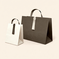 Sac de transport en papier kraft blanc et brun avec poignée torsadée et logo imprimé