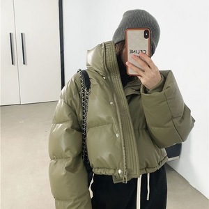 La <span class=keywords><strong>doudoune</strong></span> courte et haute en cuir PU pour <span class=keywords><strong>femme</strong></span> manteau en duvet de canard blanc épaissi avec col vertical en hiver. - Product Image 3