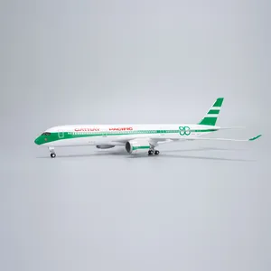 Modelo de Avión de Resina a Escala 1/142 de 47 cm de Cathay Pacific Airways <span class=keywords><strong>Airbus</strong></span> <span class=keywords><strong>A350</strong></span>-<span class=keywords><strong>900</strong></span> con la Decoración del 80 Aniversario y Ruedas - Product Image 3