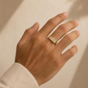 Bague solitaire en or jaune 18 carats avec diamant taille princesse, bague de fiançailles pour homme à large bande plate sertie clos, bijou signet moderne et raffiné - Product Image 3