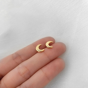 Listos para enviar: Lindos pendientes de luna pequeños minimalistas con circonita cúbica y chapado en oro de 18k para mujer - Product Image 4