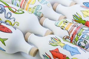 Dispenser Premium per Olio Extra Vergine di Oliva Italiano da Collezione, Bottiglia per Olio in Ceramica con Tappo in Sughero da 500ml, Fantasie di Animali Marini Dipinte a Mano - Product Image 4