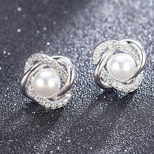 Orecchini a perla per donna, accessori moda minimalisti per l'uso quotidiano - Product Image 1