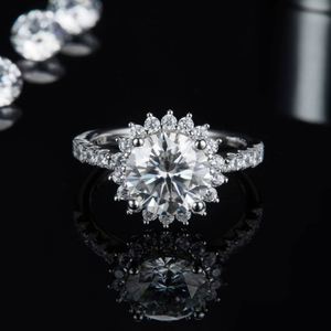 Girasol S925 Plata Platino Plateado Con 3,0 Quilates D Anillo de mujer de moissanita blanca - Product Image 4