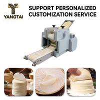Machine à pâtes de table, idéale pour la fabrication de feuilles de pâtes, de peaux de raviolis et de fonds de tarte, pour une utilisation en cuisine.
