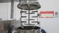 Ligne de production basée sur une plateforme, machine d'émulsification sous vide automatique avec réservoir d'huile et d'eau, pour le traitement des cosmétiques, des lotions et des crèmes