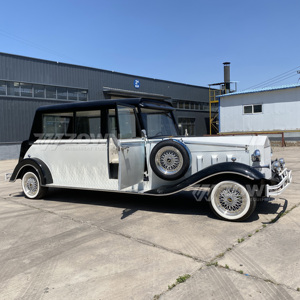 Coche de Lujo Bicolor Blanco y Negro, Estilo Vintage, Eléctrico, con Llanta de Repuesto, para Bodas y Eventos - Product Image 5