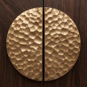 Poignée de porte ronde en laiton martelé avec surface texturée à la main et profil circulaire audacieux pour entrée de villa ou d'hôtel contemporain - Product Image 1