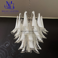 Lustre médiéval français, suspension en verre de Murano fait main à pétales superposés décalés, dégradé blanc clair, pour salle à manger de villa