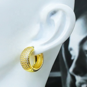 Pendientes de Aro Huggie Chapados en Oro para Mujer, con Cristales de Imitación y Micro Pavé, Joyería de Aleación, Estilo Fiesta, de Moda - Product Image 5