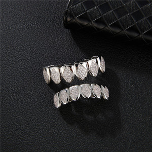 NUOVO Set di Grillz per Denti in Oro Bianco 18K con Micro-Pavé di Zirconi Cubici, Personalizzabile, per 6 Denti Superiori e Inferiori - Product Image 4