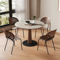 Table à manger minimaliste en pierre ronde de petite taille, avec colonne en bois cannelé et base ronde en métal mat, pour l'intérieur et les loisirs