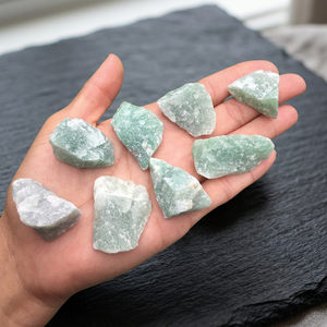 Aventurine verte, pierres brutes de petite taille, morceaux de pierres précieuses naturelles, décoration artisanale pour la maison, méditation, pierres semi-précieuses - Product Image 2
