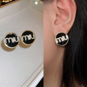 Boucles d'oreilles clous tendance coréennes en argent avec lettres en diamant, breloques en cristal noir rondes, bijoux pour femmes - Product Image 6